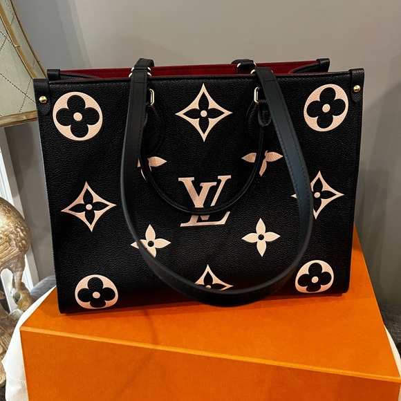 LV on the go black and cream MM Only one on Poshmark this bag  very hard to find - Picture 9 of 16